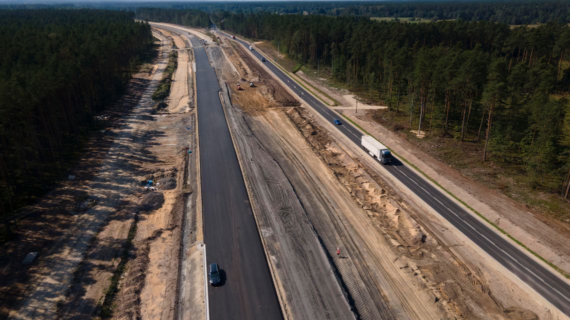 Budowa S19 na wideo z drona. Wielki plac budowy pomiędzy Kraśnikiem a Lasami Janowskimi