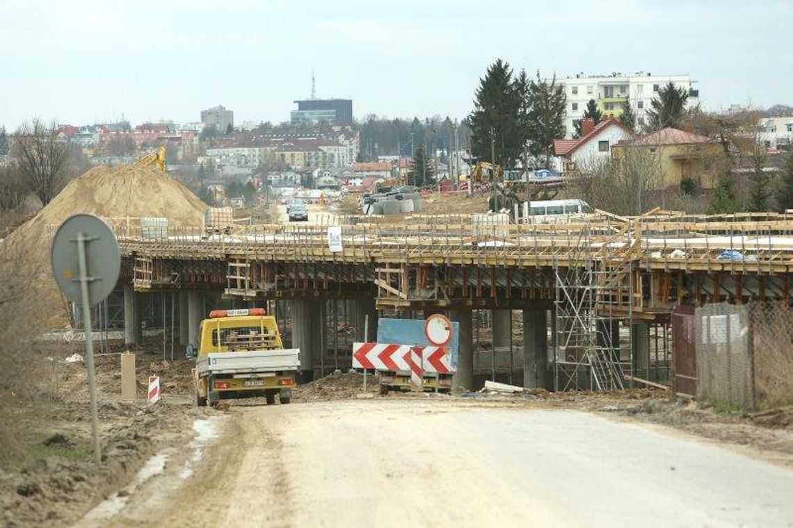 Budowa ul. Poligonowej. Wkrótce pojedziemy przez nowy wiadukt