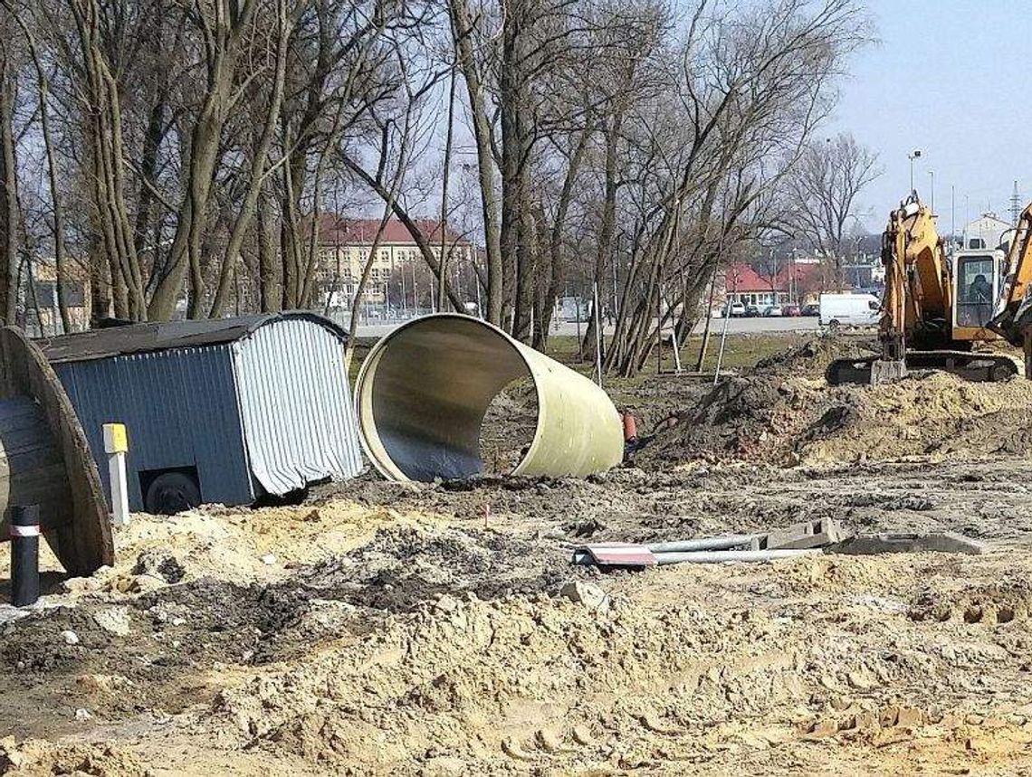 Budowa wiaduktu nad ul. Dworcową. Ruszyły testy obciążeniowe