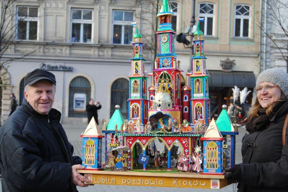 Budował szopkę przez rok. Trafiła na wystawę w Krakowie