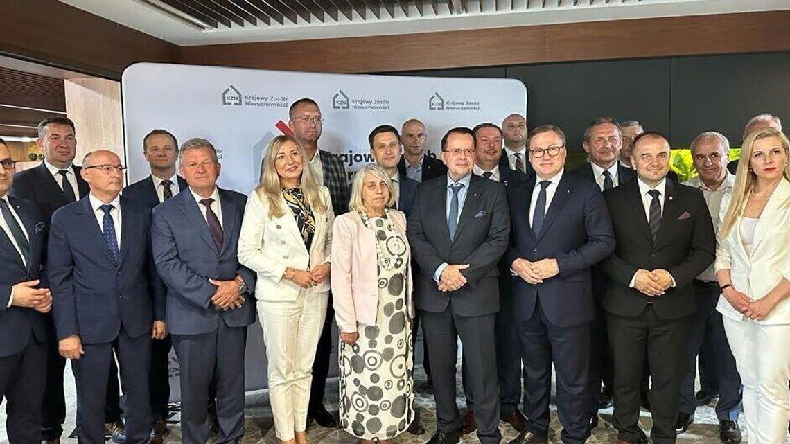 Budowy SIM-ów jeszcze nie ruszyły. Ale prezes spółki mieszkaniowej sporo zarobił 