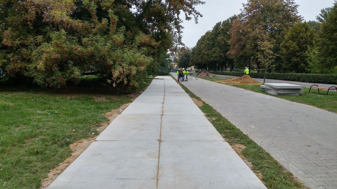 Budują kładkę dla pieszych i rowerzystów nad Bystrzycą. Objazd wzdłuż rzeki
