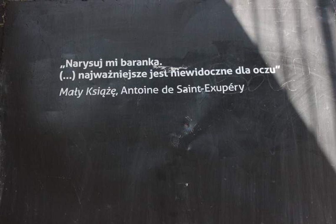 Budują Podwórko Małego Księcia