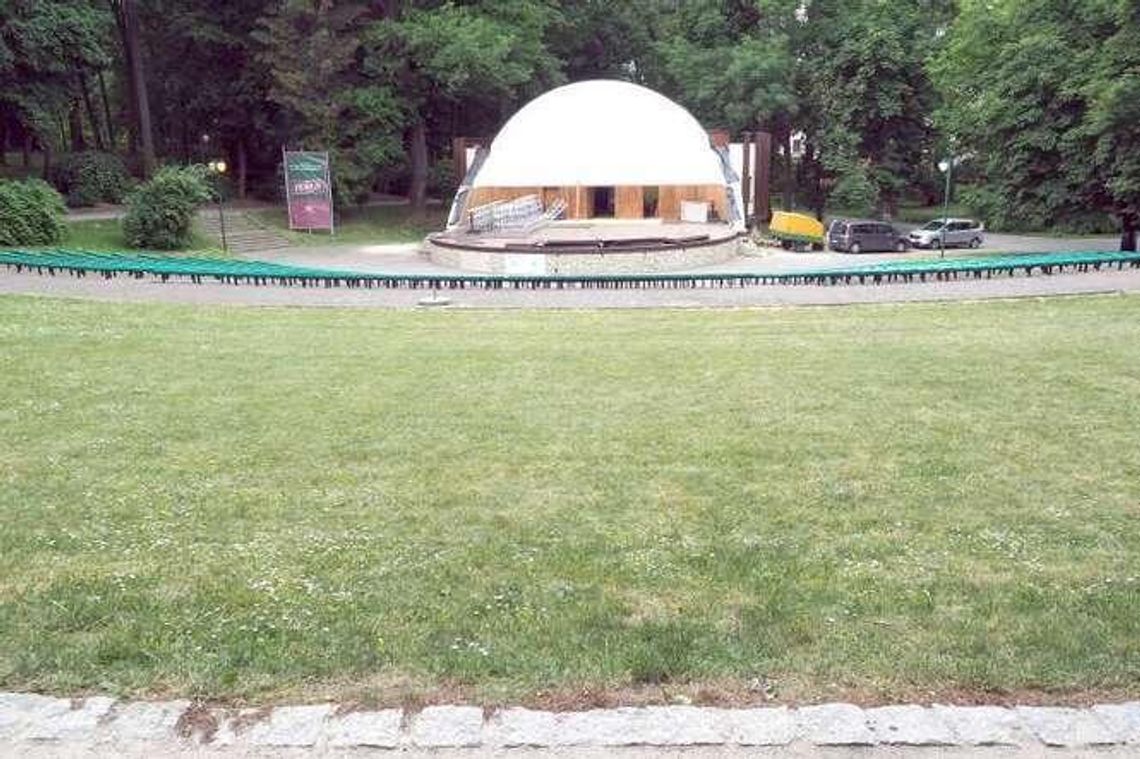 Budują tymczasowy dach nad muszlą koncertową w Ogrodzie Saskim Budują tymczasowy dach nad muszlą koncertową w Ogrodzie Saskim