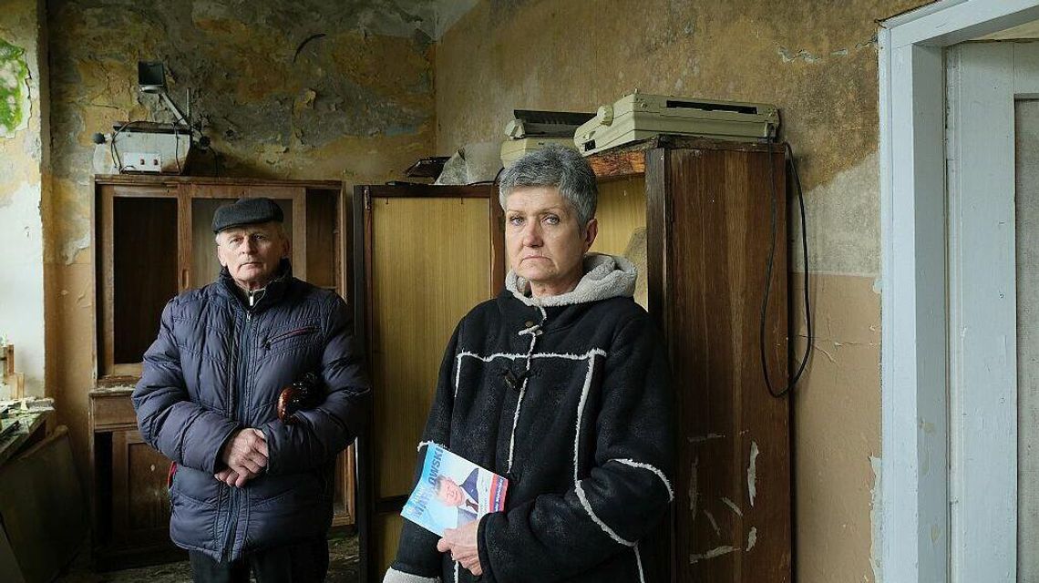 Budynek po byłej szkole bez przyszłości? Przez dziurawy dach leje się woda [zdjęcia]