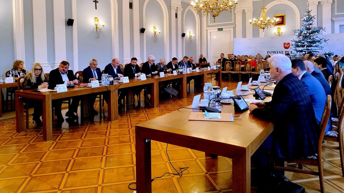 Budżet powiatu na nowy rok przyjęty. Opozycja przeciw