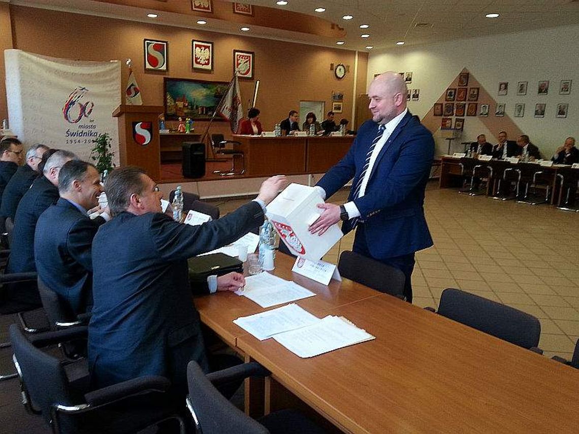 Budżet powiatu świdnickiego przyjęty. Jest nowy członek zarządu