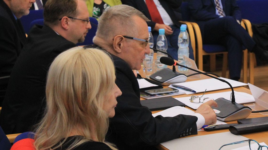 Budżet Puław przyjęty. Radny Grobel krytycznie o kreatywności prezydenta Maja