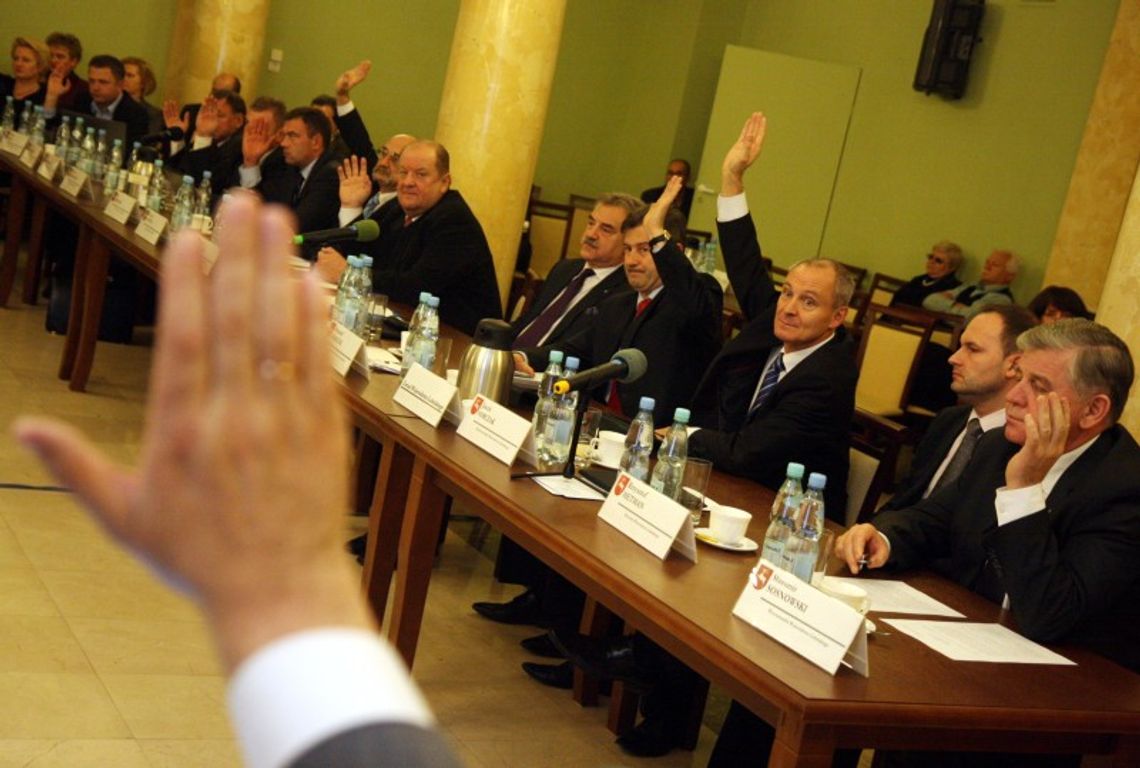 Budżet województwa uchwalony. Najwięcej pieniędzy na drogi Budżet województwa uchwalony. Najwięcej pieniędzy na drogi