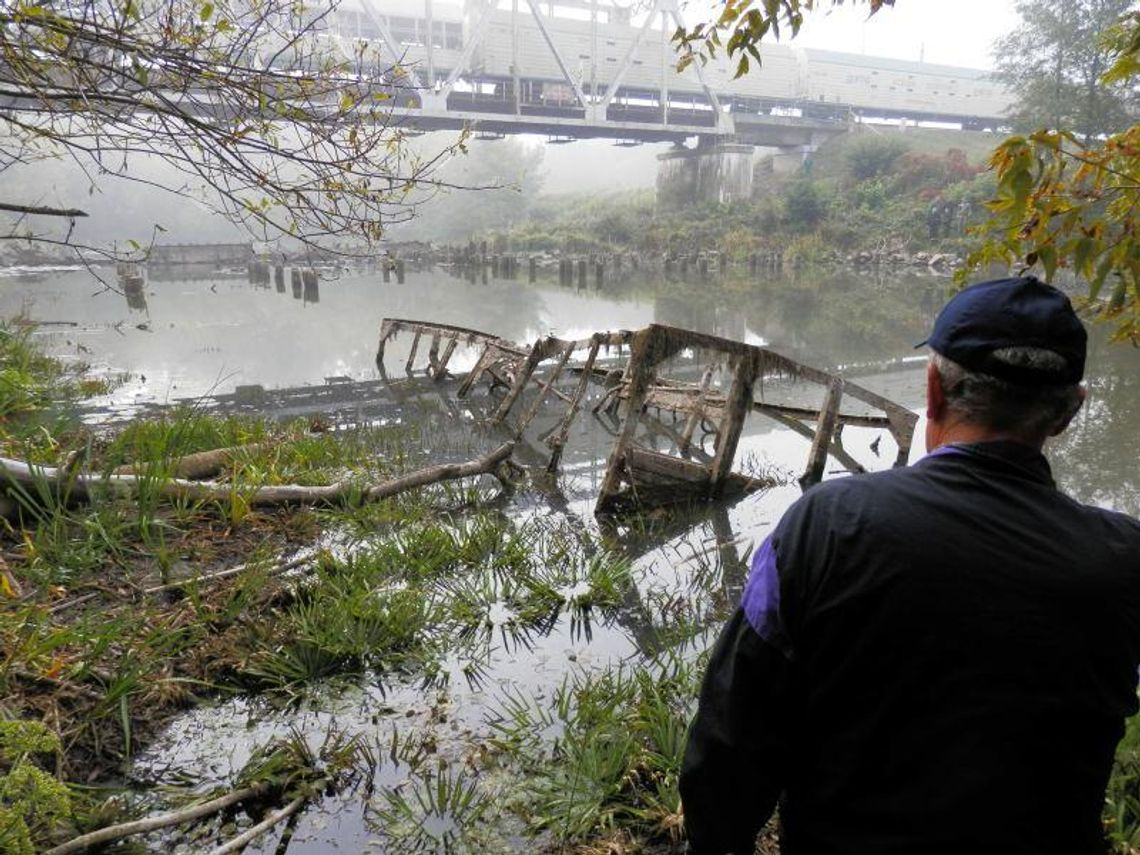 Bug odsłania sekrety. Niemiecki wagon odnaleziony w rzece