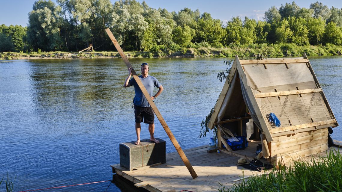 "Bug to ostatnia tak duża dzika rzeka w Polsce". Płynie tratwą przeciwko budowie drogi wodnej E-40