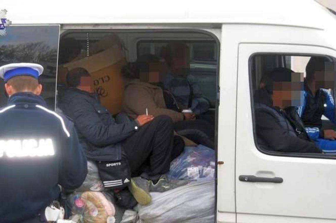 Bułgarzy w busie siedzieli na workach i kartonach Bułgarzy w busie siedzieli na workach i kartonach