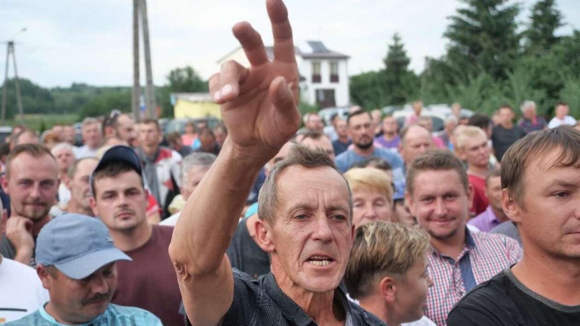 Bunt rolników przeciwko niskim cenom malin - tłumy na spotkaniu w Bobach. A politycy się kłócą Bunt rolników przeciwko niskim cenom malin - tłumy na spotkaniu w Bobach. A politycy się kłócą