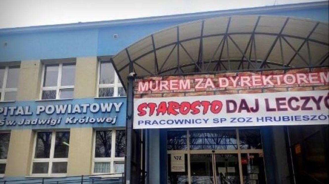 Bunt w Hrubieszowie. Lekarze składają wypowiedzenia, transparent na szpitalu Bunt w Hrubieszowie. Lekarze składają wypowiedzenia, transparent na szpitalu