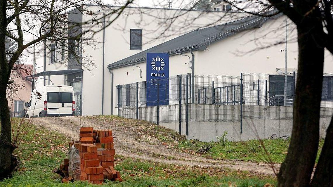 Burmistrz i policja. Komisariat w Annopolu niemal gotowy, ale brakuje do niego drogi