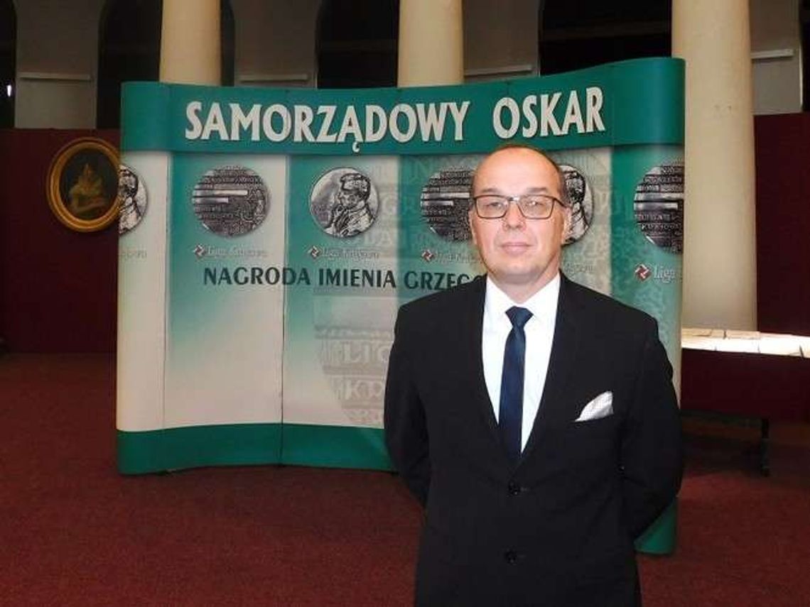 Burmistrz Opola Lubelskiego z samorządowym Oskarem