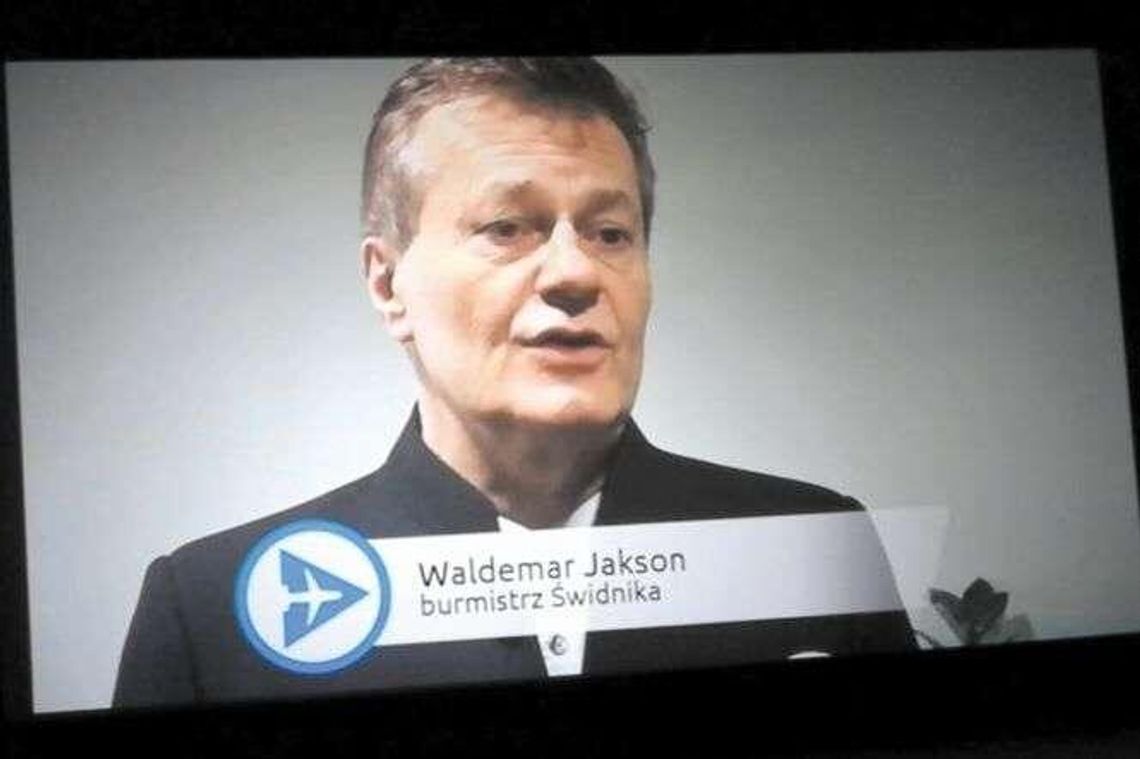 Burmistrz w kinie przed bajką i reklamą żelek. To kampania wyborcza?