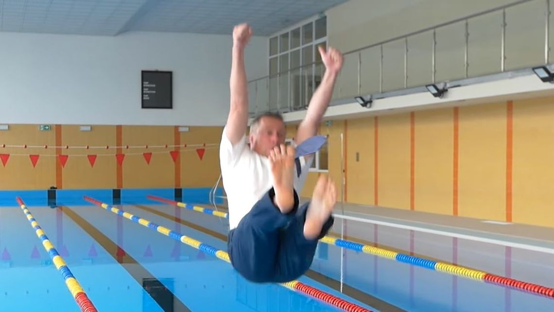 Burmistrz wskoczył do basenu w ubraniu, sanepid bada wodę. "Nie spodziewałem się, że to wywoła taką aferę"