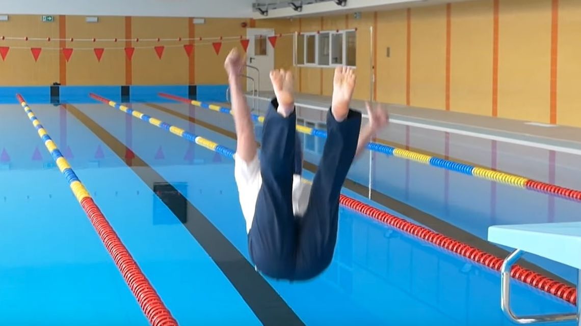 Burmistrz wskoczył w ubraniu do wyremontowanego basenu w Łęcznej [wideo]