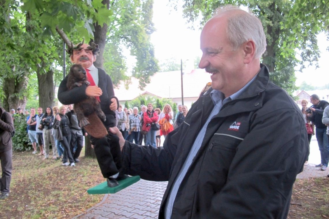 Burmistrz Zwierzyńca dostał w prezencie swoją figurkę