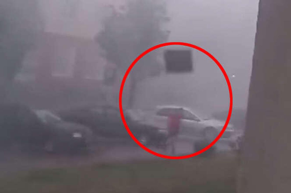Burza postraszyła. Ten pieszy miał bardzo dużo szczęścia! Wideo