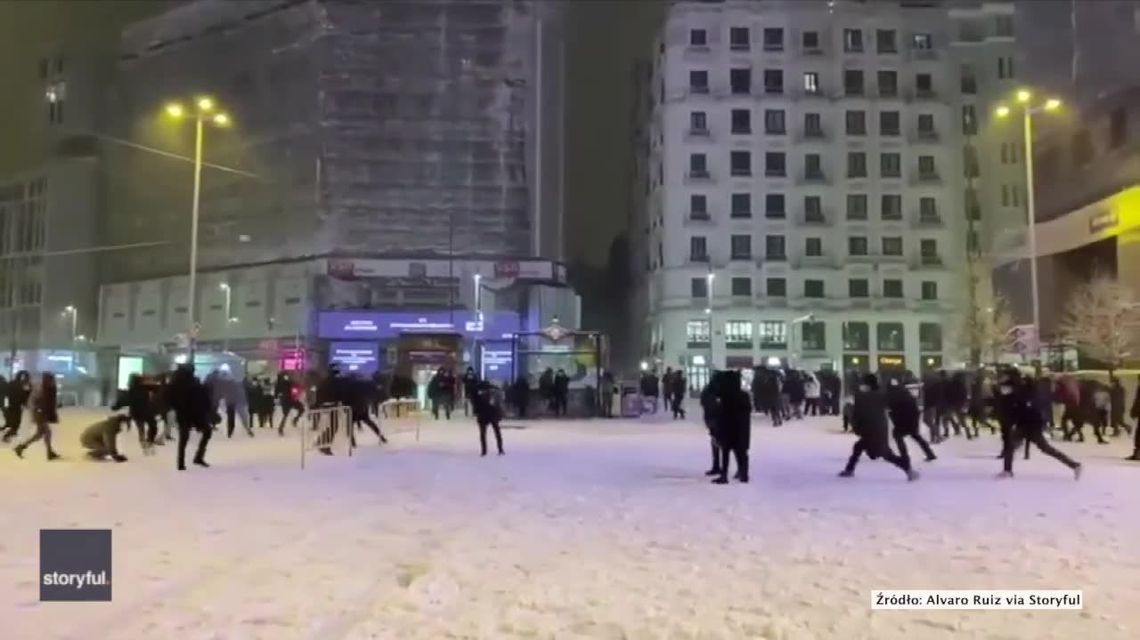 Burza śnieżna Filomena. Bitwa na śnieżki w centrum miasta