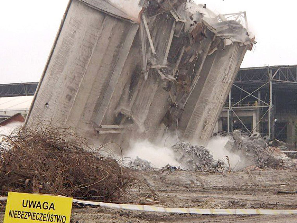 Burzą stare budynki cementowni w Chełmie