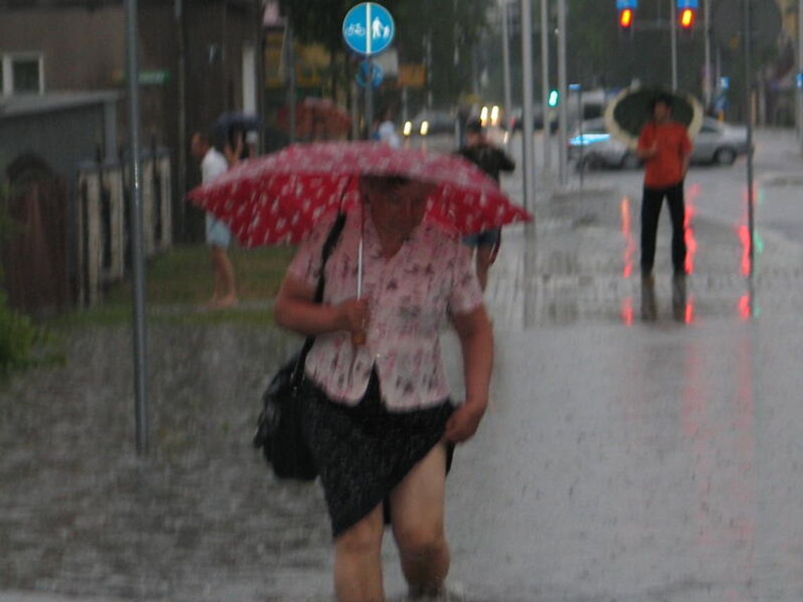 Burza w Chełmie: Ulice nieprzejezdne, woda wciąż zalega