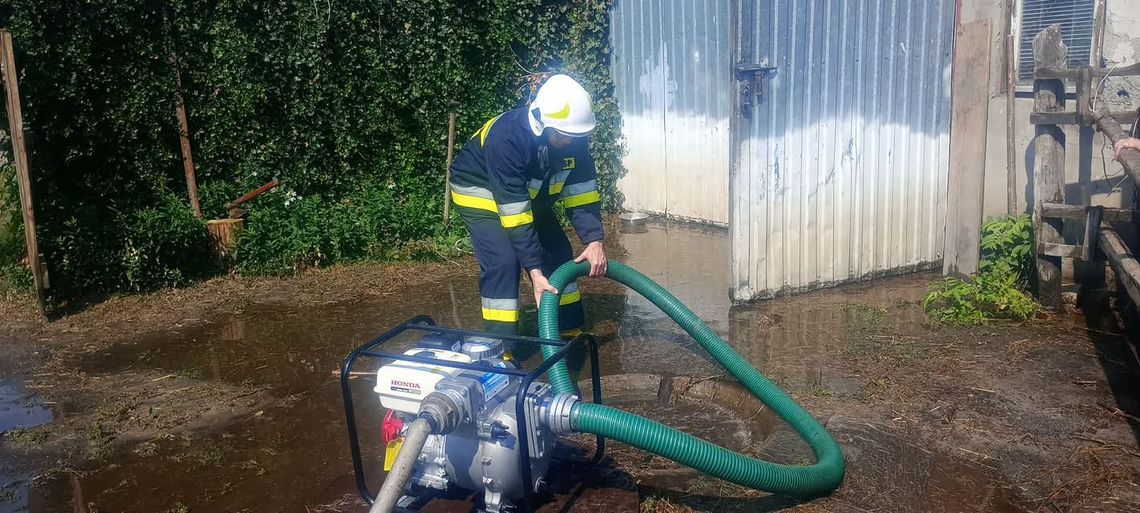 Gwałtowne burze przechodzą nad Lubelszczyzną. Ponad 200 interwencji strażaków, najtrudniejsza sytuacja w powiecie bialskim Gwałtowne burze przechodzą nad Lubelszczyzną. Ponad 200 interwencji strażaków, najtrudniejsza sytuacja w powiecie bialskim