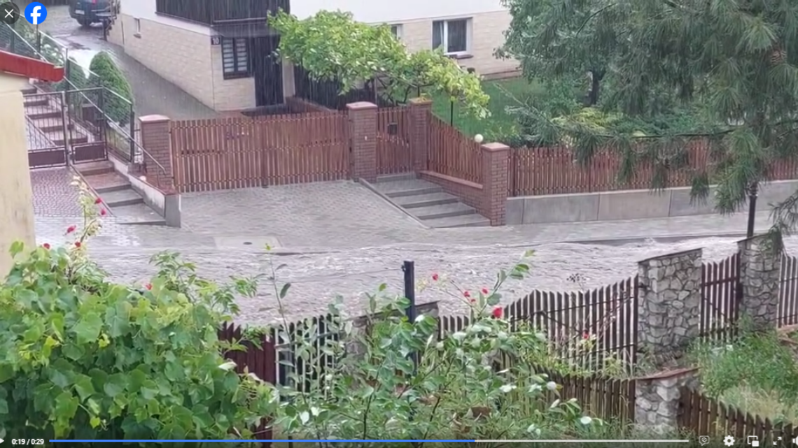 Burze nad Lubelszczyzną. Potoki  na ulicach, połamane drzewa, nawałnice