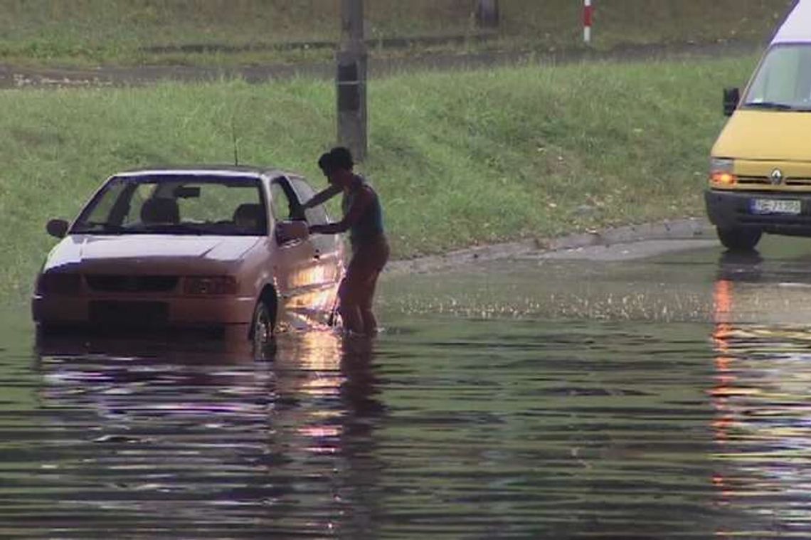 Burze nad południową Polską. Zalane ulice w Krakowie (wideo)