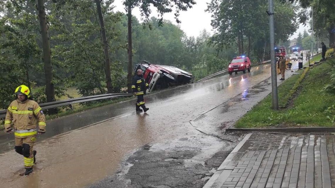 Burze narobiły szkód. Wóz strażacki w rowie