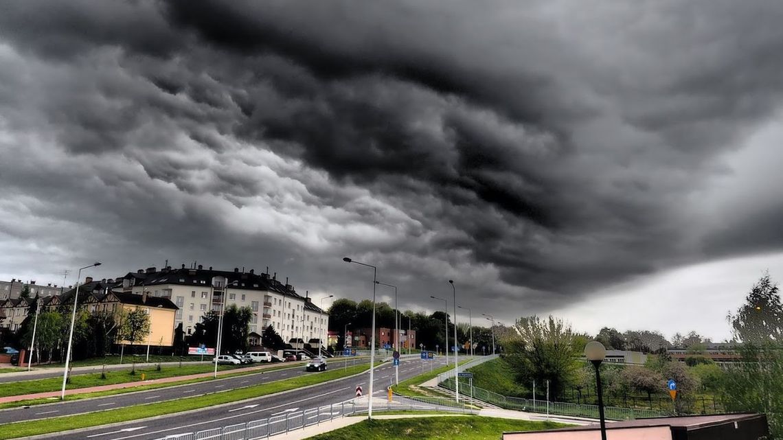 Burze przechodzą nad woj. lubelskim. Piorun uderzył w dom, wybuchł pożar
