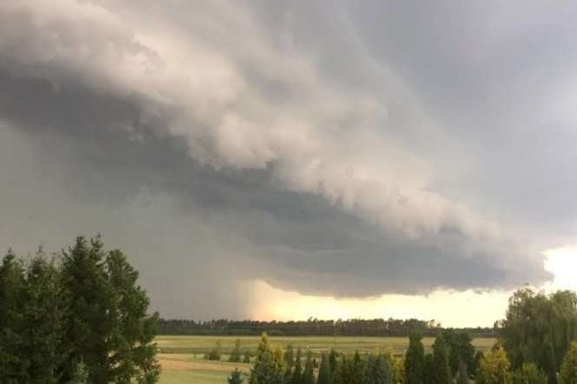 Burze w Lubelskiem: Zerwane dachy, połamane drzewa