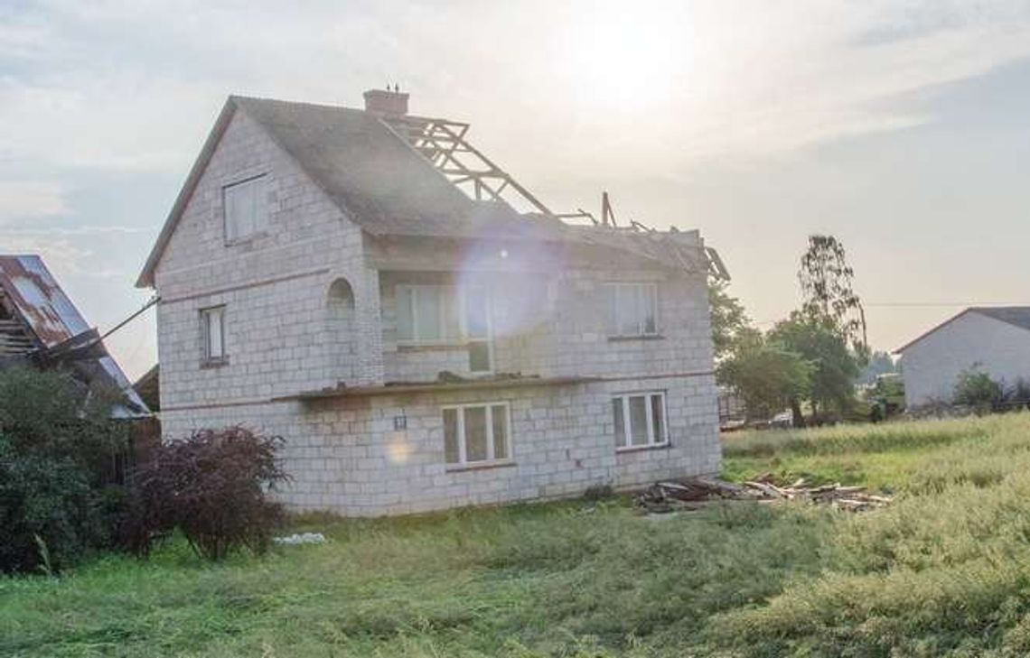 Burze w Lubelskiem. Zerwane dachy, połamane drzewa (zdjęcia, wideo)