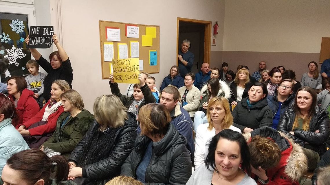 Burzliwe spotkanie w sprawie likwidacji SP nr 2 w Chełmie. Wiceprezydent miasta zasłabł [zdjęcia]