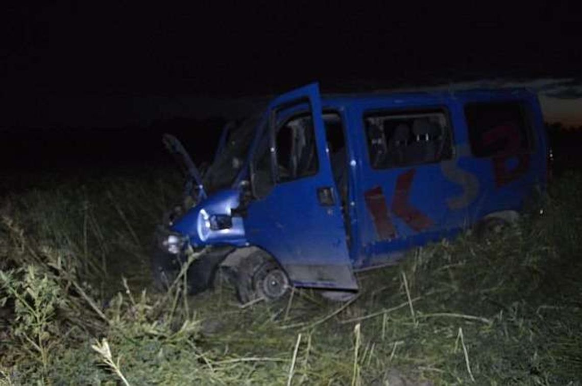 Bus dachował, cztery osoby w szpitalu. Kierowca: Sarny wybiegły na jezdnię