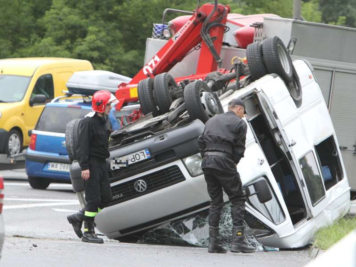 Bus dachował na Warszawskiej, wiele osób rannych (zdjęcia)
