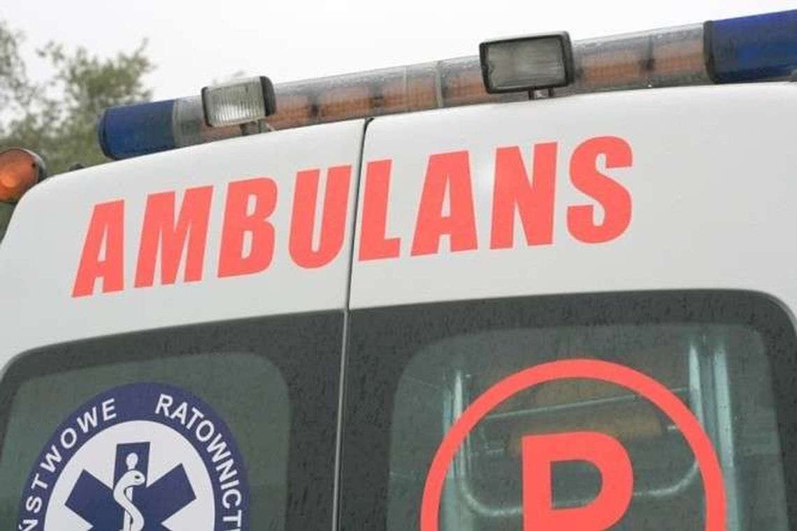 Bus jadący z pasażerami zderzył się z samochodem osobowym