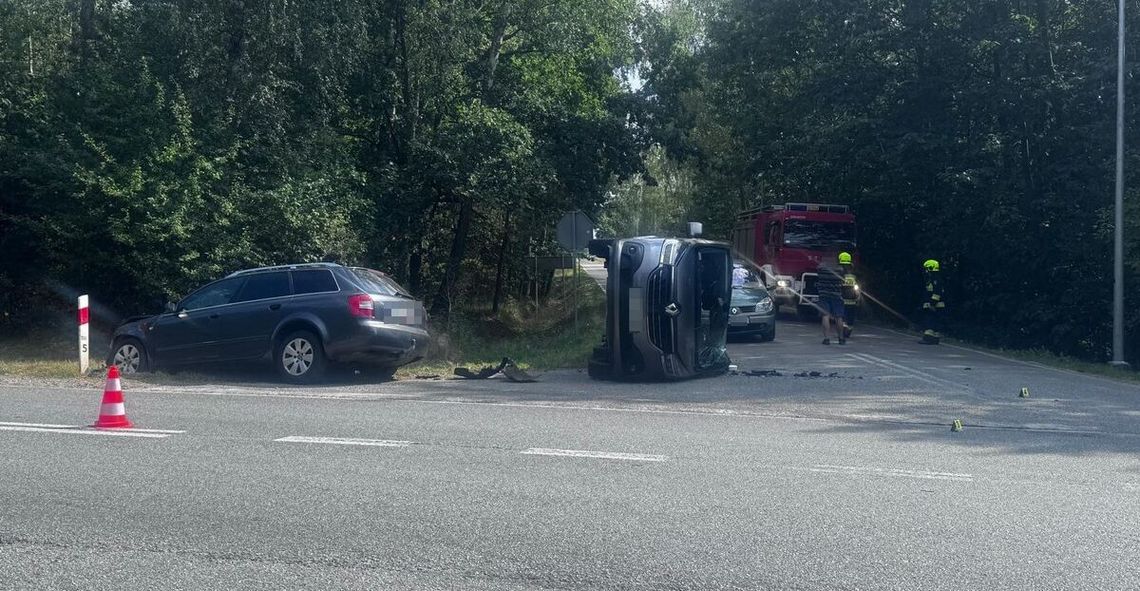 Bus przewrócił na bok, pasażerka trafiła do szpitala Bus przewrócił na bok, pasażerka trafiła do szpitala
