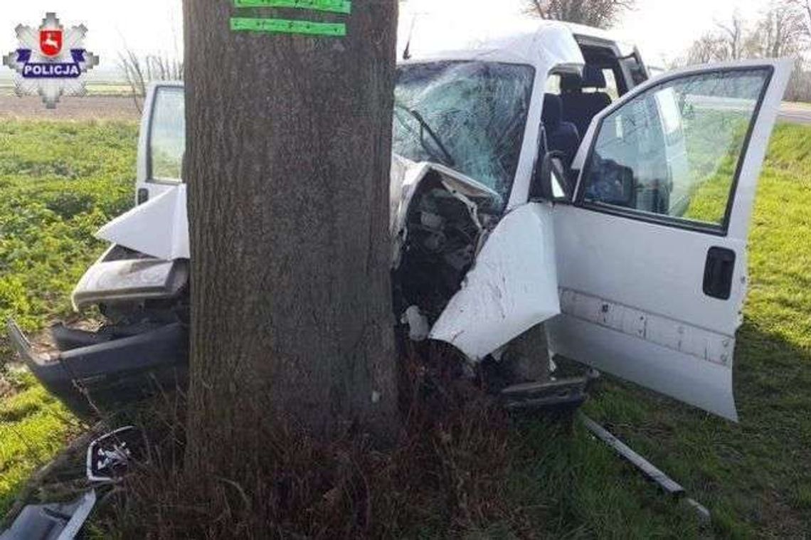 Bus rozbił się na drzewie. 6 osób trafiło do szpitala. Jedna jest w ciężkim stanie Bus rozbił się na drzewie. 6 osób trafiło do szpitala. Jedna jest w ciężkim stanie