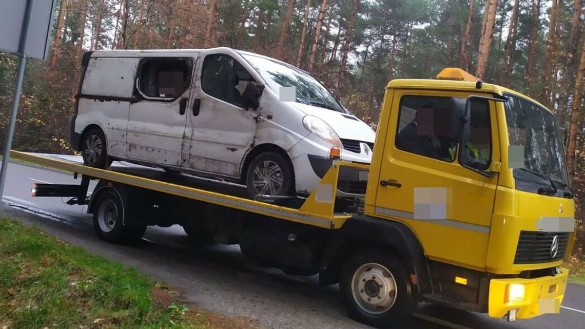 Bus w rowie. Kierowca i pasażer pijani
