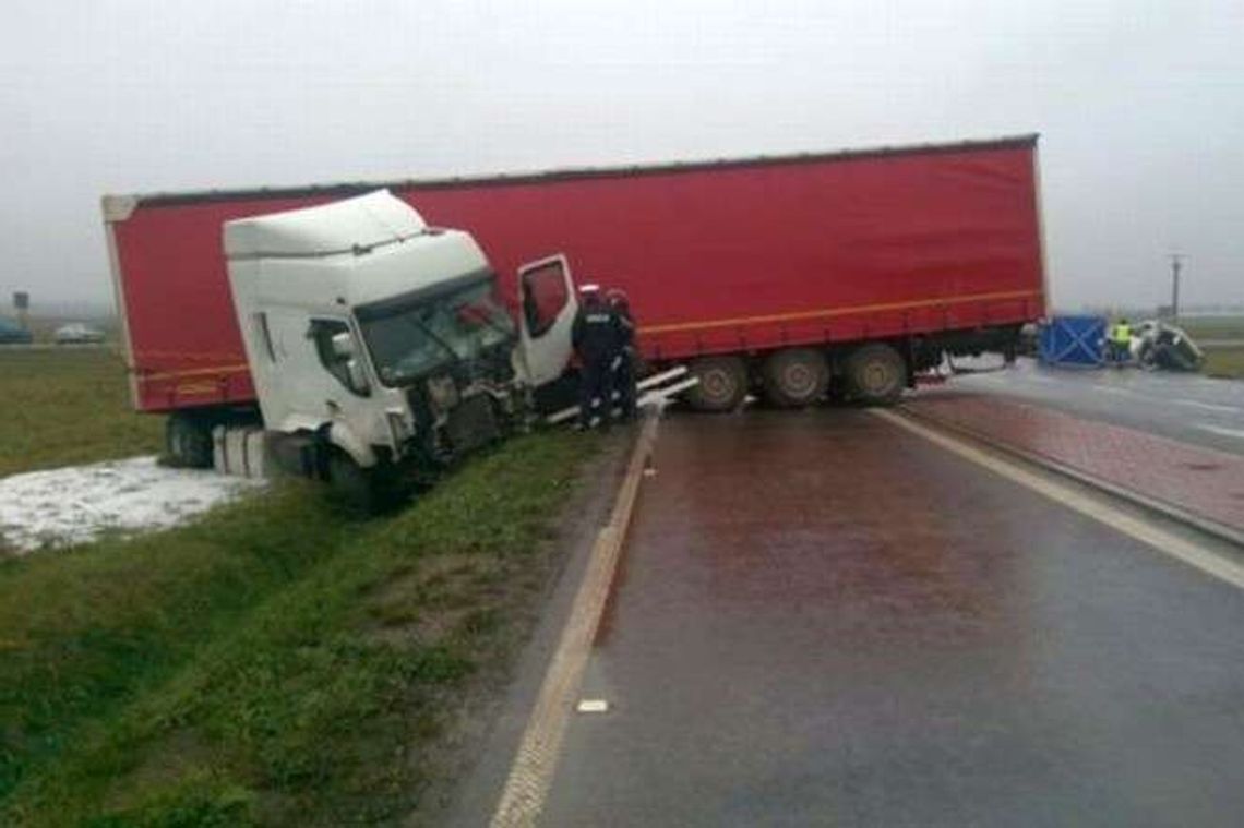 Bus wjechał pod ciężarówkę. Dwie osoby nie żyją, cztery są ranne