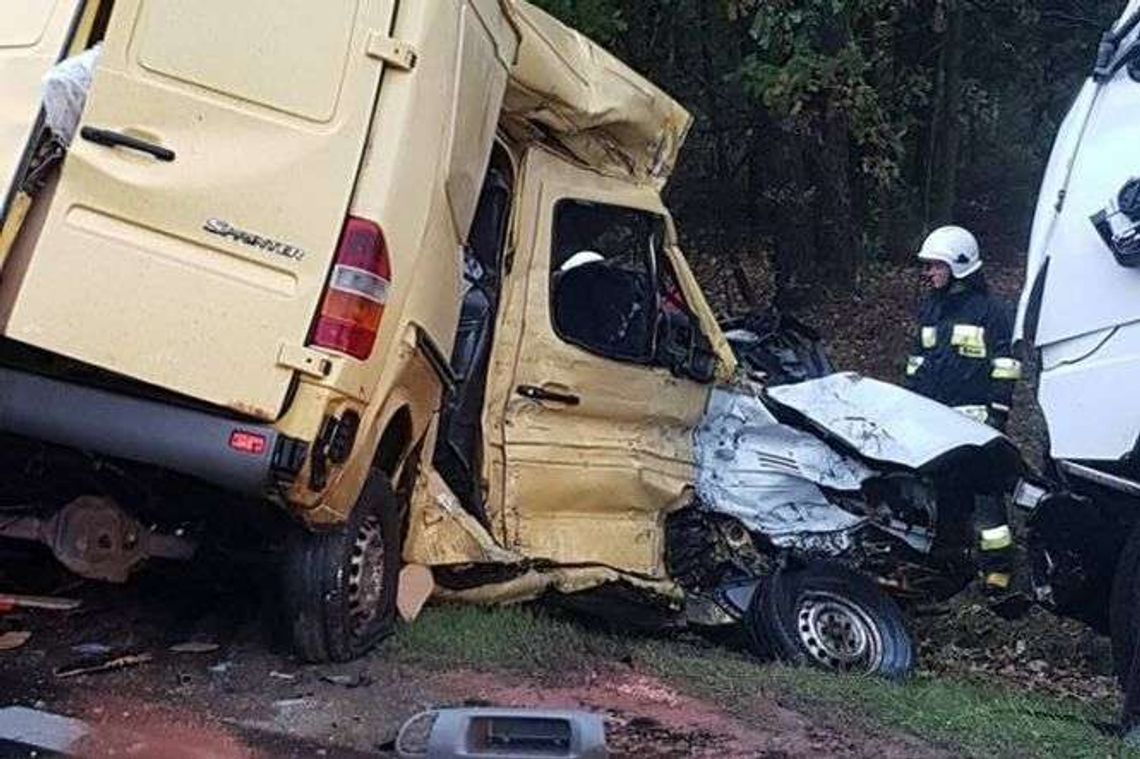 Bus wjechał pod ciężarówkę. Dwie osoby z Lublina nie żyją