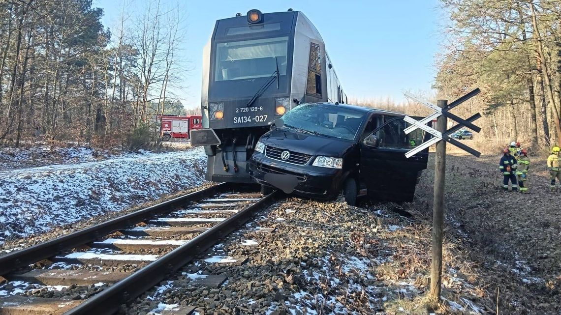 Bus wjechał pod szynobus na przejeździe kolejowym. Ruch pociągów zablokowany Bus wjechał pod szynobus na przejeździe kolejowym. Ruch pociągów zablokowany