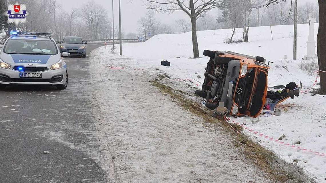 Bus wypadł z drogi i dachował na poboczu