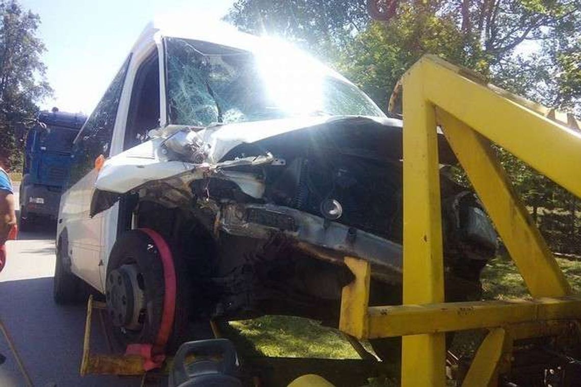 Bus z pasażerami uderzył w tył ciężarówki. Są ranni