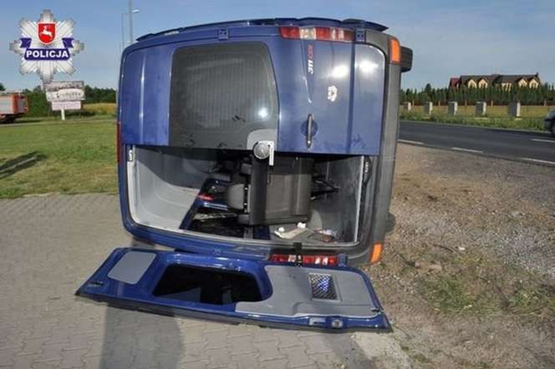 Bus z Serbami wjechał do rowu. Trzy osoby w szpitalu