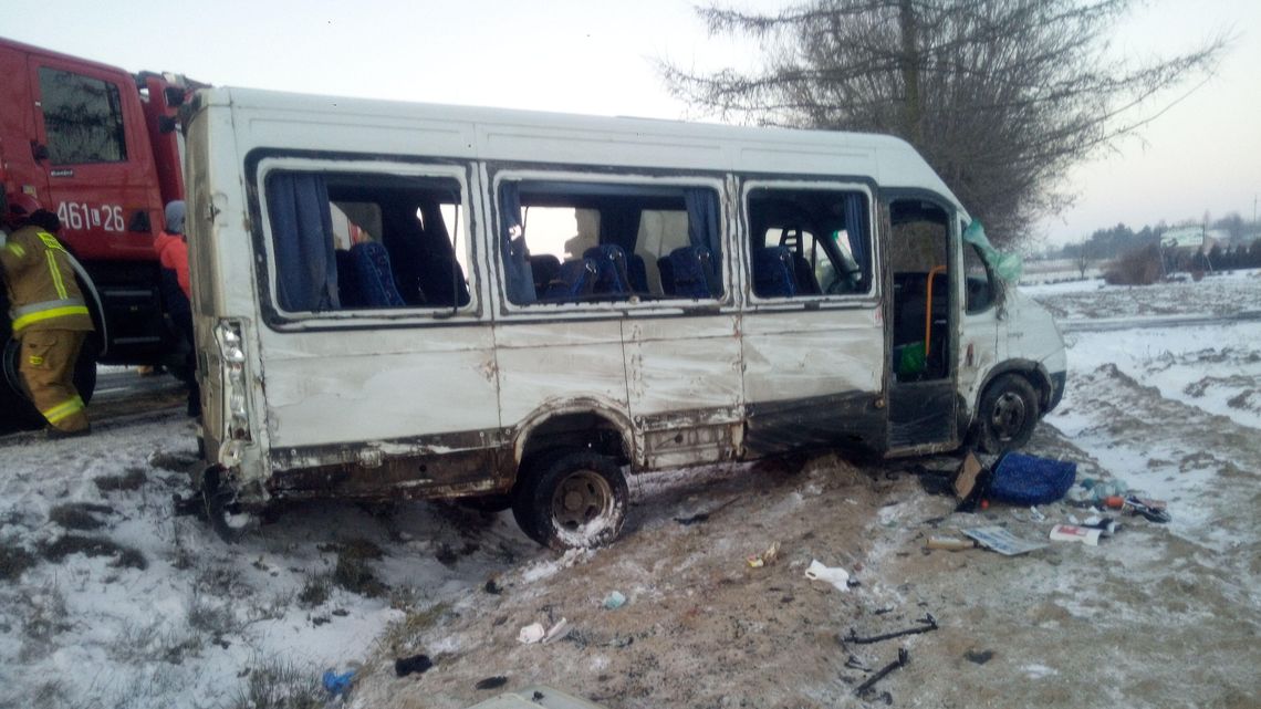 Bus zderzył się z ciężarówką między Lublinem a Łęczną. Wiele osób rannych, kierowca tira uciekł