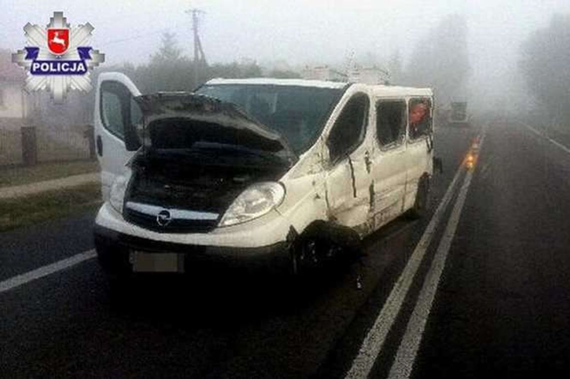 Bus zderzył się z ciężarówką podczas wymijania. Dwie osoby ranne